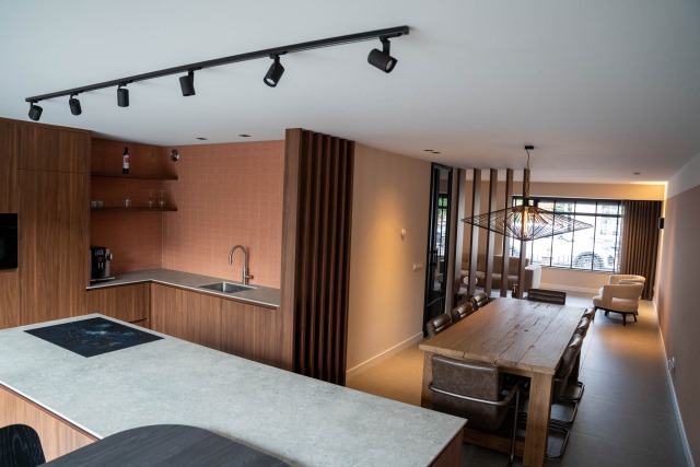 Keuken en leefruimte vernieuwd tijdens complete begane-grond renovatie in St. Willebrord