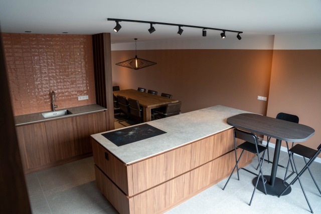 Nieuwe keuken met kookeiland na complete verbouwing begane grond in St. Willebrord