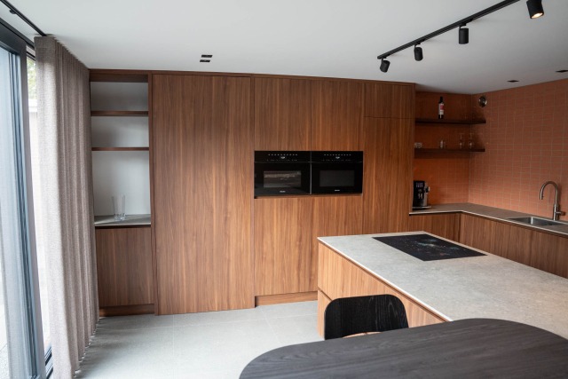 Nieuwe keuken met kookeiland na complete verbouwing begane grond in St. Willebrord