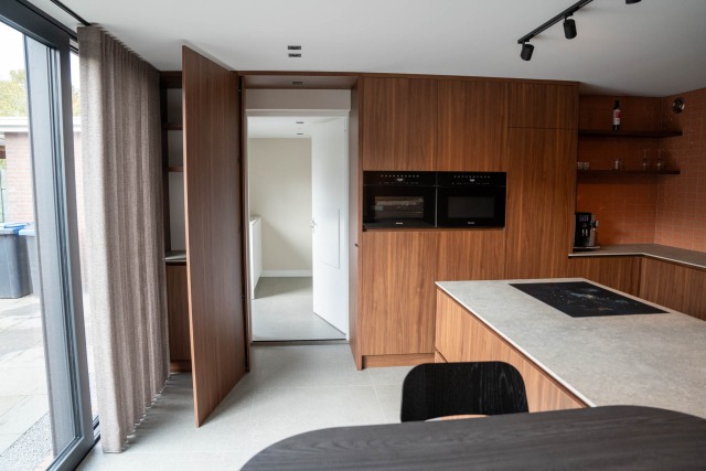 Nieuwe keuken met kookeiland na complete verbouwing begane grond in St. Willebrord