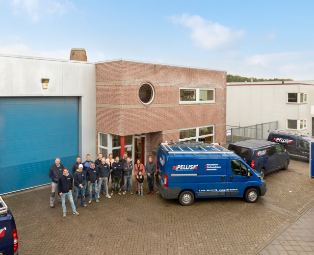 Teamfoto voor het pand in Etten-Leur