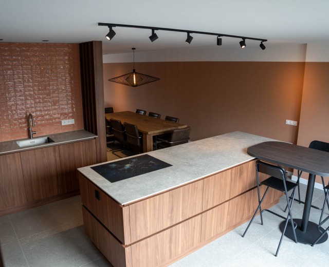 Nieuwe keuken met kookeiland na complete verbouwing begane grond in St. Willebrord